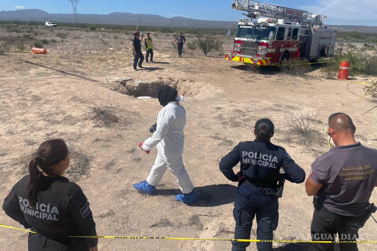 $!Elementos de Bomberos trabajaron durante horas para recuperar el cuerpo y la camioneta del interior de la noria.