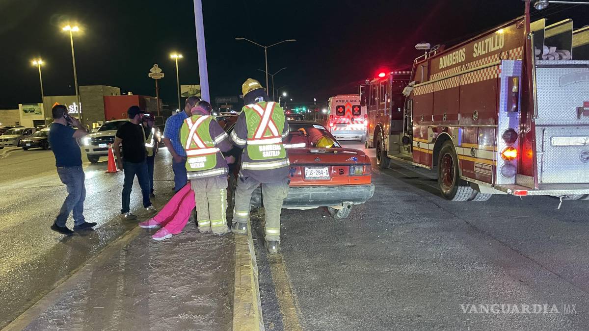 Conductora se atraviesa, pierde el control y choca con luminaria, en Saltillo