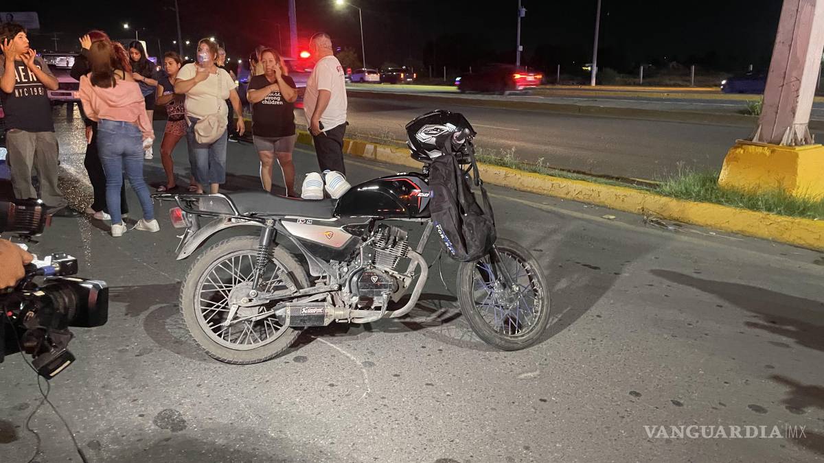Adolescentes terminan hospitalizados tras derrapar en su moto, en Saltillo