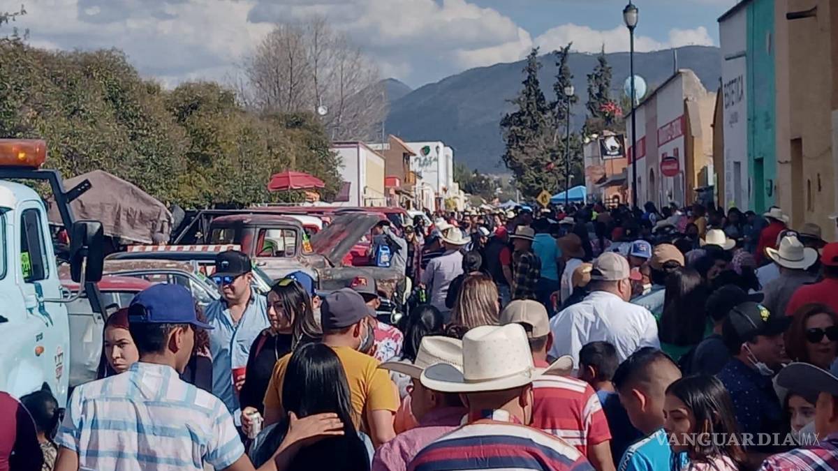 Abarrotan San Antonio de las Alazanas por autos clásicos