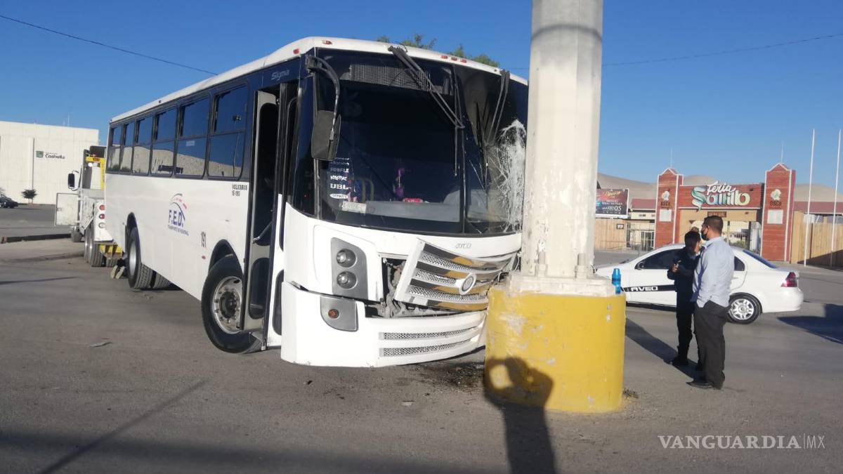 Choca y abandona su camión frente a Centro de Gobierno de Saltillo