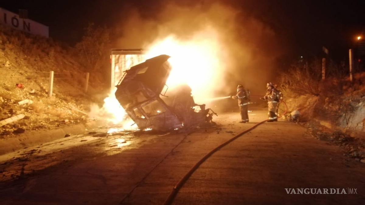 Trailero muere calcinado en volcadura, en Ramos Arizpe