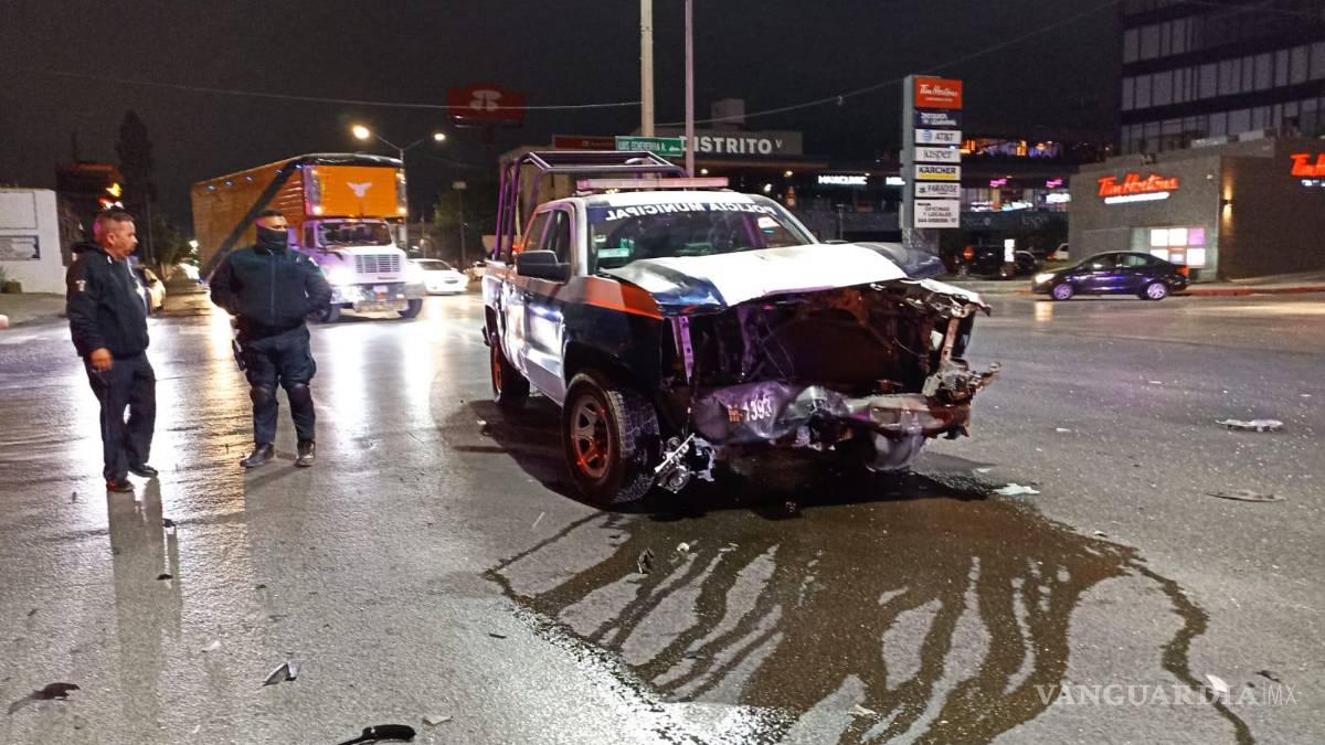 Chofer vive peor pesadilla en bulevar de Saltillo; ignora un alto y lo choca patrulla