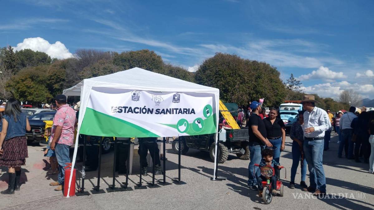 Abarrotan San Antonio de las Alazanas por autos clásicos