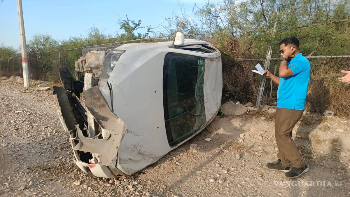 Conductora sale del trabajo y vuelca en bulevar de Ramos Arizpe