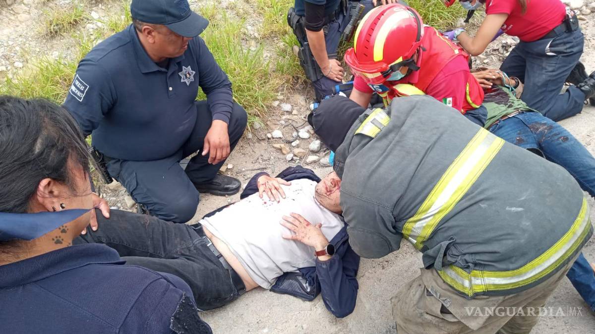 Traileros hacen ‘sandwich’ con una camioneta en Ramos Arizpe