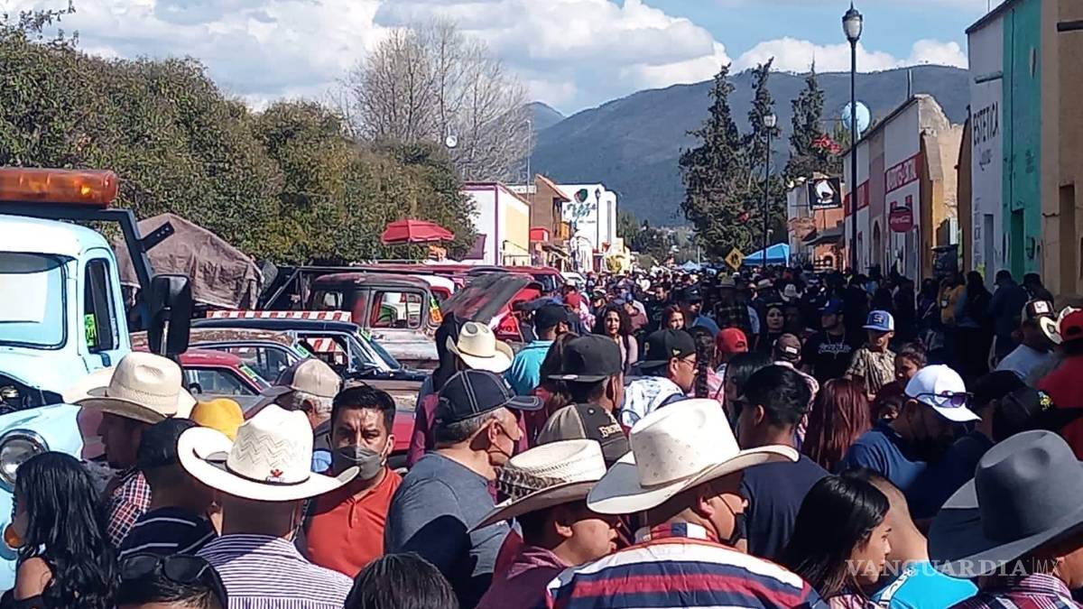 Abarrotan San Antonio de las Alazanas por autos clásicos