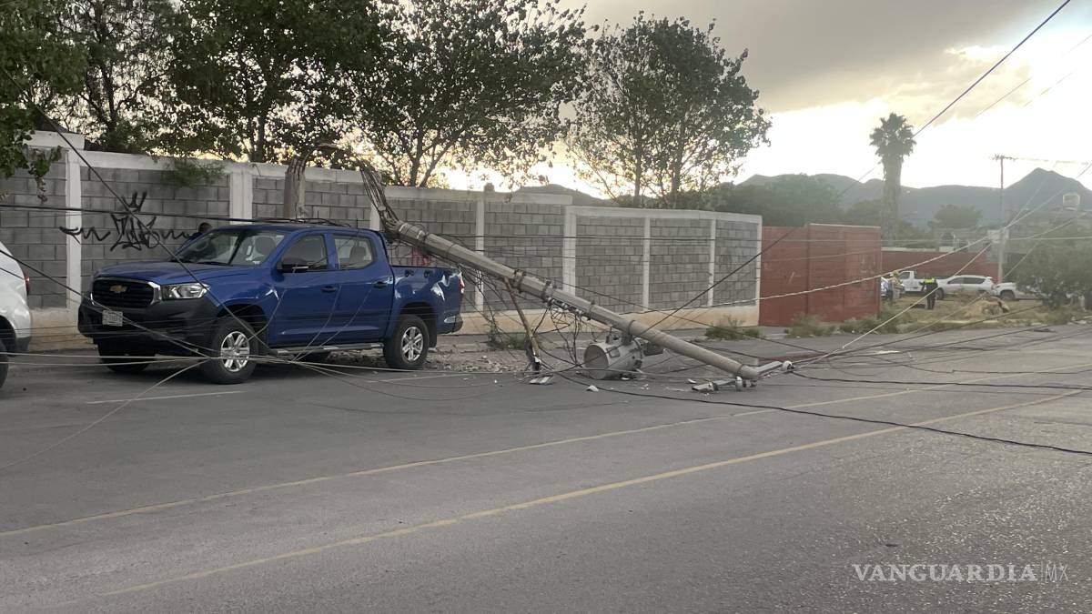 Fuertes vientos derriban postes de concreto que cayeron sobre vehículos, en Saltillo