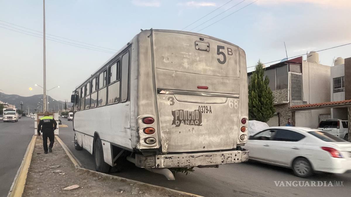 SE VA DE REVERSA Y CHOCA