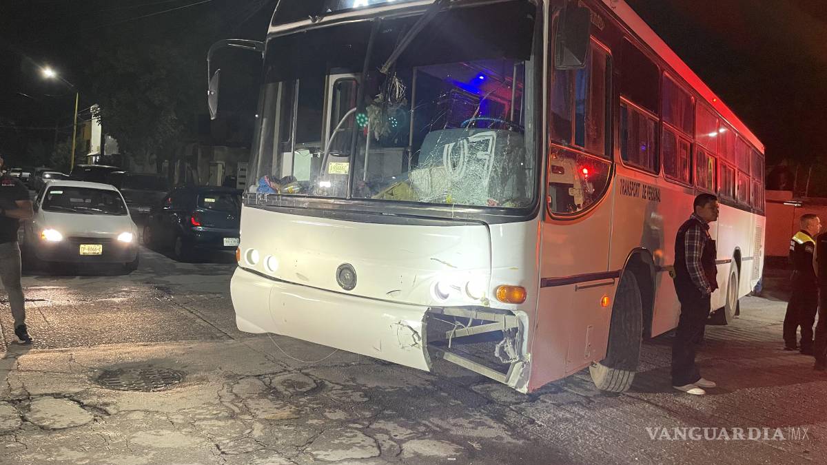 Menor se impacta contra camión de personal y termina herido, en Saltillo