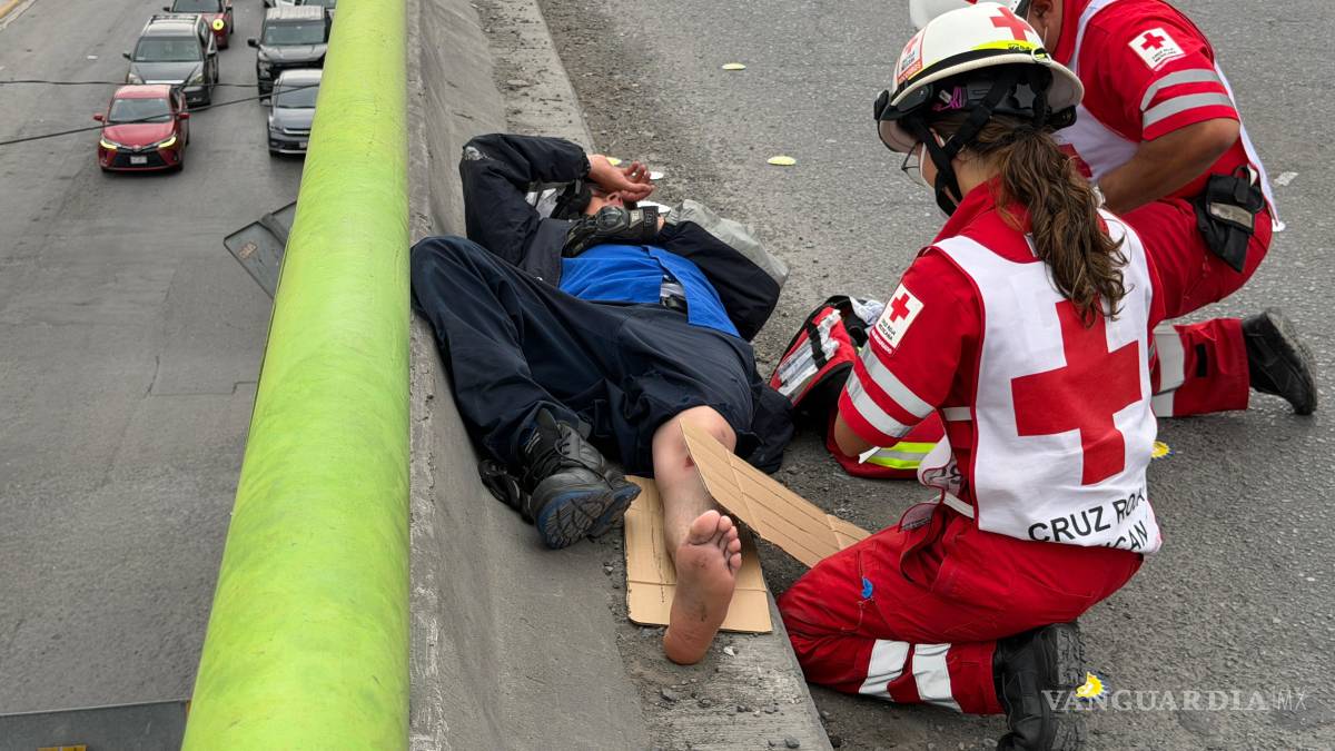 Motociclista cae y es arrastrado por camión, en Saltillo