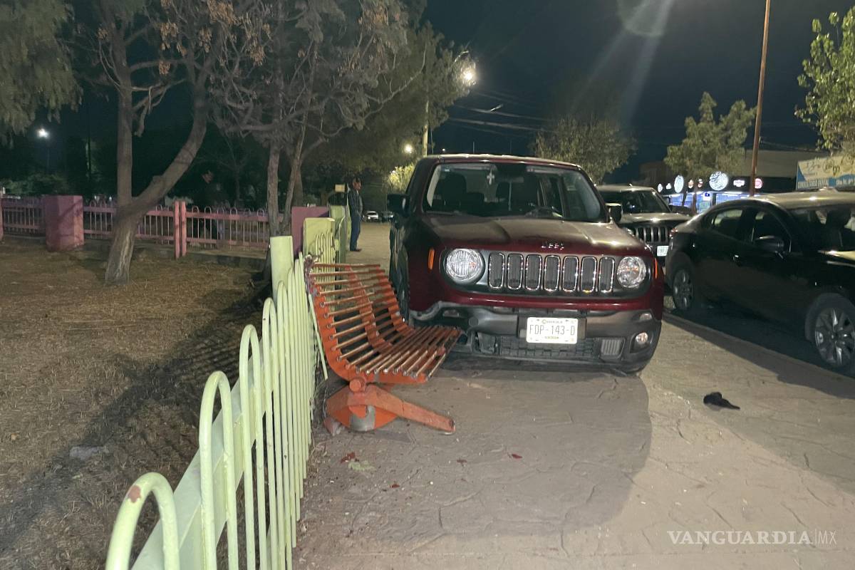 Conductor sube a la banqueta y embiste a dos mujeres, en Saltillo