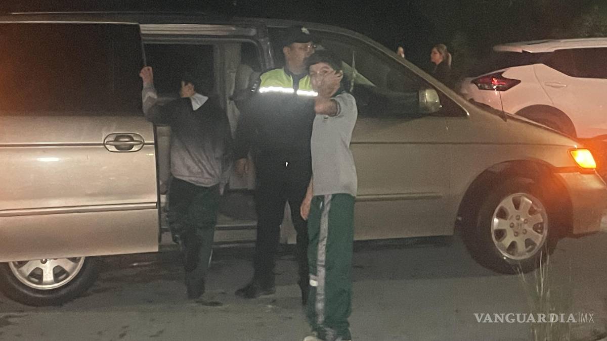 Adolescentes en moto terminan derribados por un tractocamión en Lomas de Lourdes