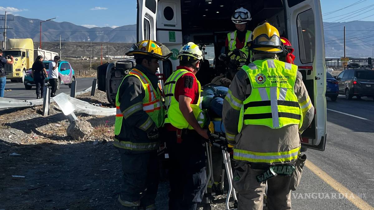 Mujer resulta herida tras volcar en el libramiento, en Ramos Arizpe