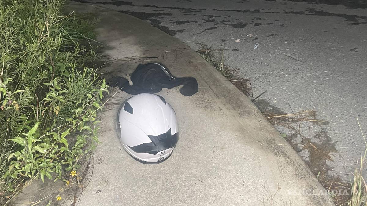 Adolescentes en moto terminan derribados por un tractocamión en Lomas de Lourdes