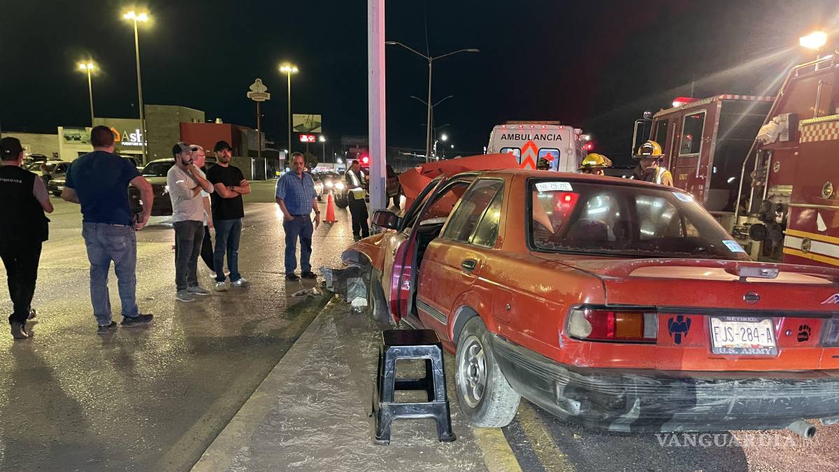 Conductora se atraviesa, pierde el control y choca con luminaria, en Saltillo