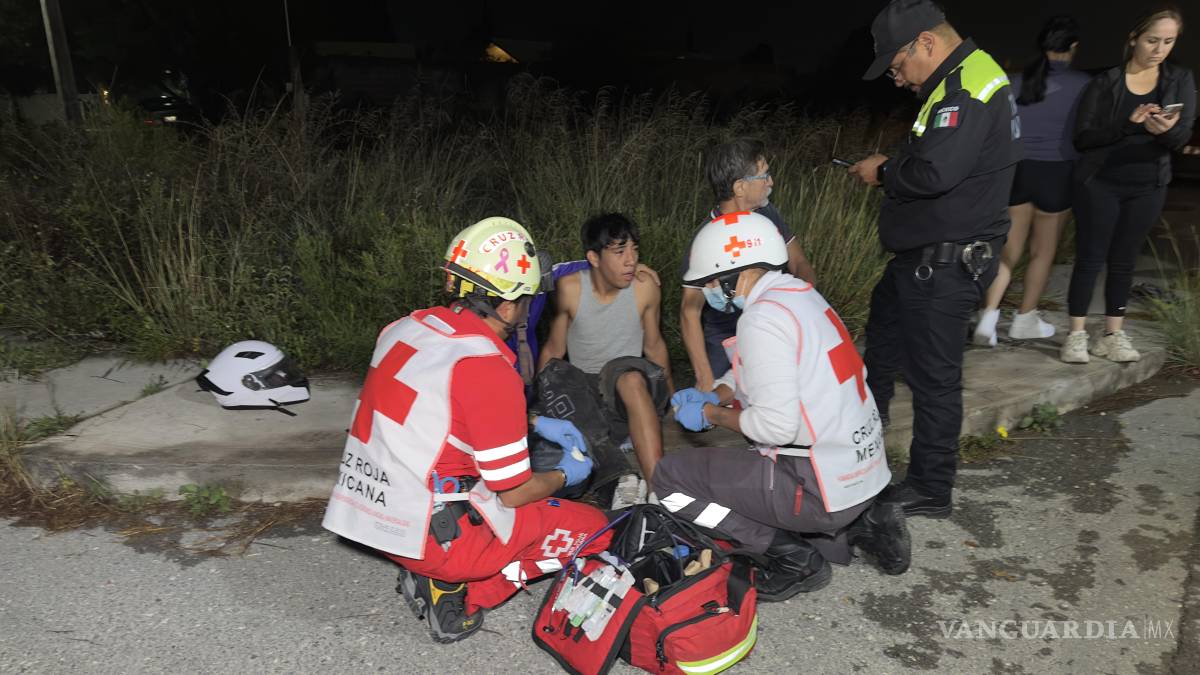 Adolescentes en moto terminan derribados por un tractocamión en Lomas de Lourdes