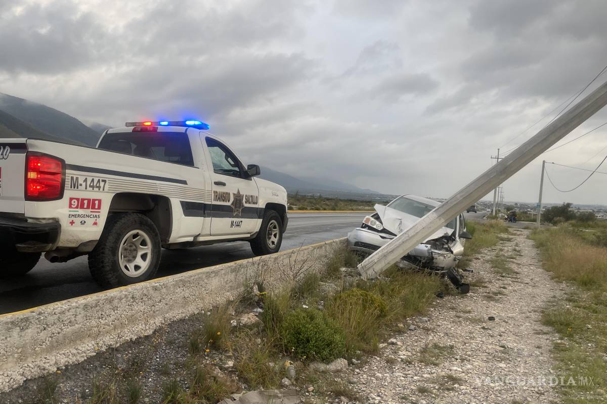 Conductor se impacta contra poste de concreto y abandona su auto, en Saltillo