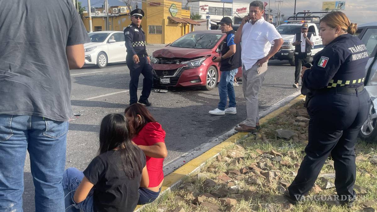 Auto de aplicación provoca accidente, en Saltillo