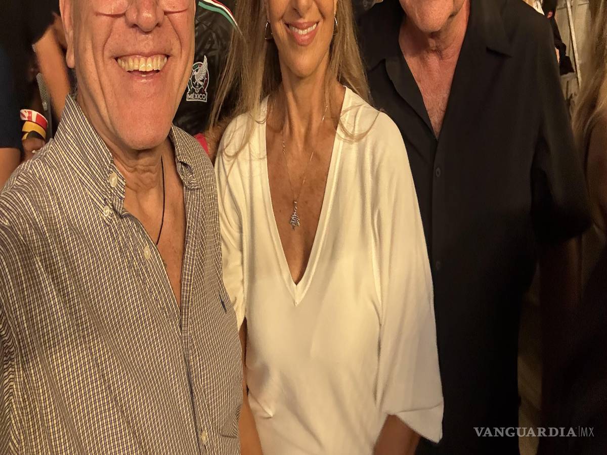 $!De D. a I, Javier Navarro, Coordinador del Gabinete de Buen Gobierno de NL, Gabriela Kalifa y Plácido Garza, durante el concierto de Chayanne.