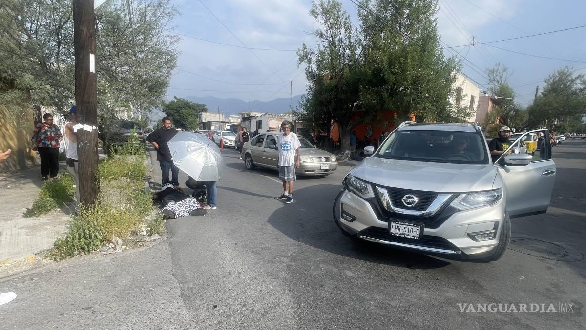 Motociclista se impacta contra camioneta, en Saltillo