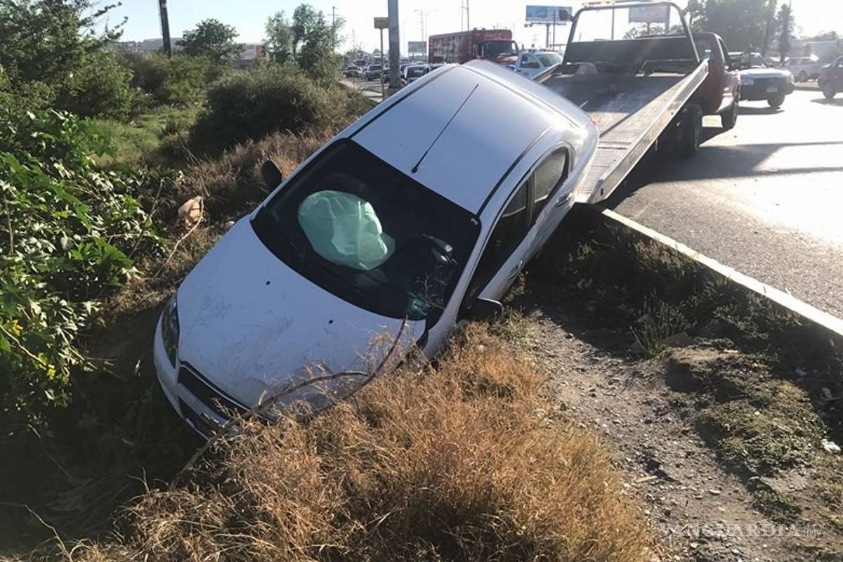 Mujer choca y se sale del camino sobre LEA