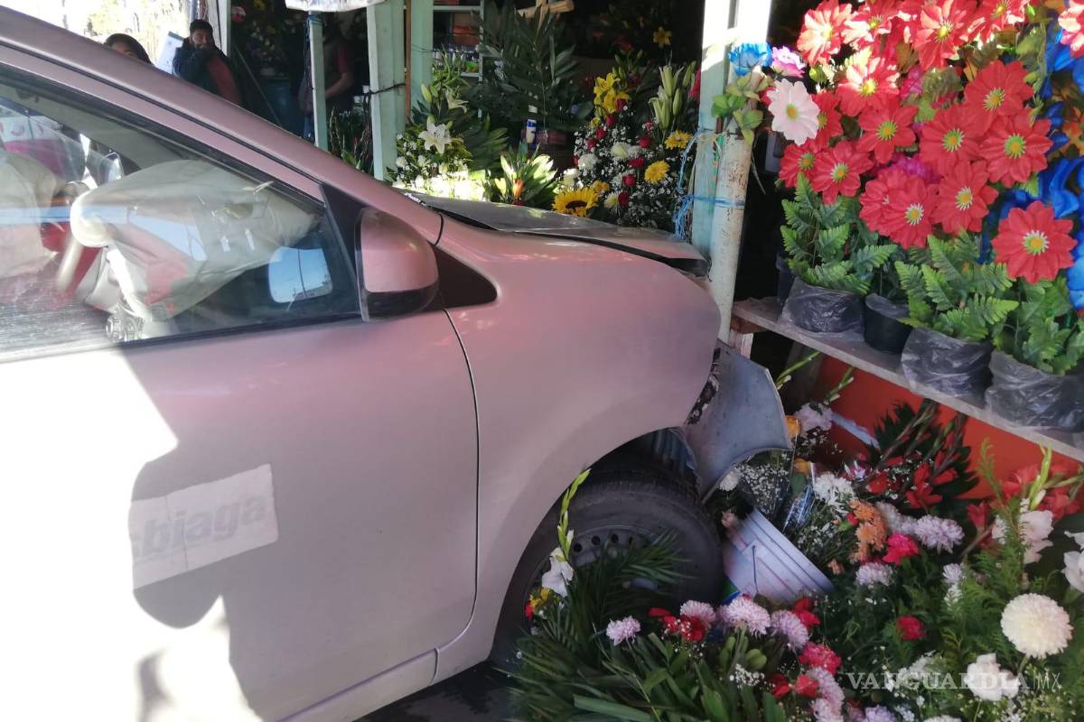 Veloz conductor se mete con todo y auto a florería, al oriente de Saltillo