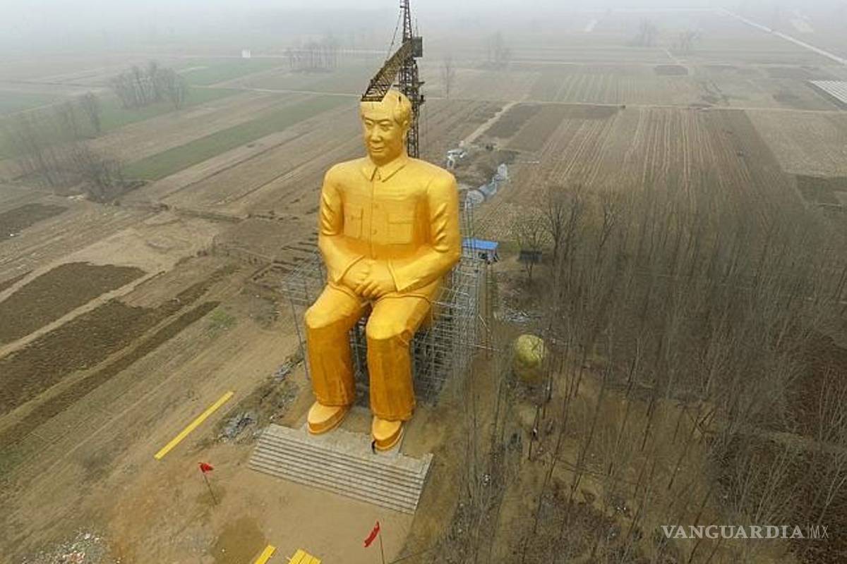 Erigen gigantesca estatua del dictador Mao Zedong