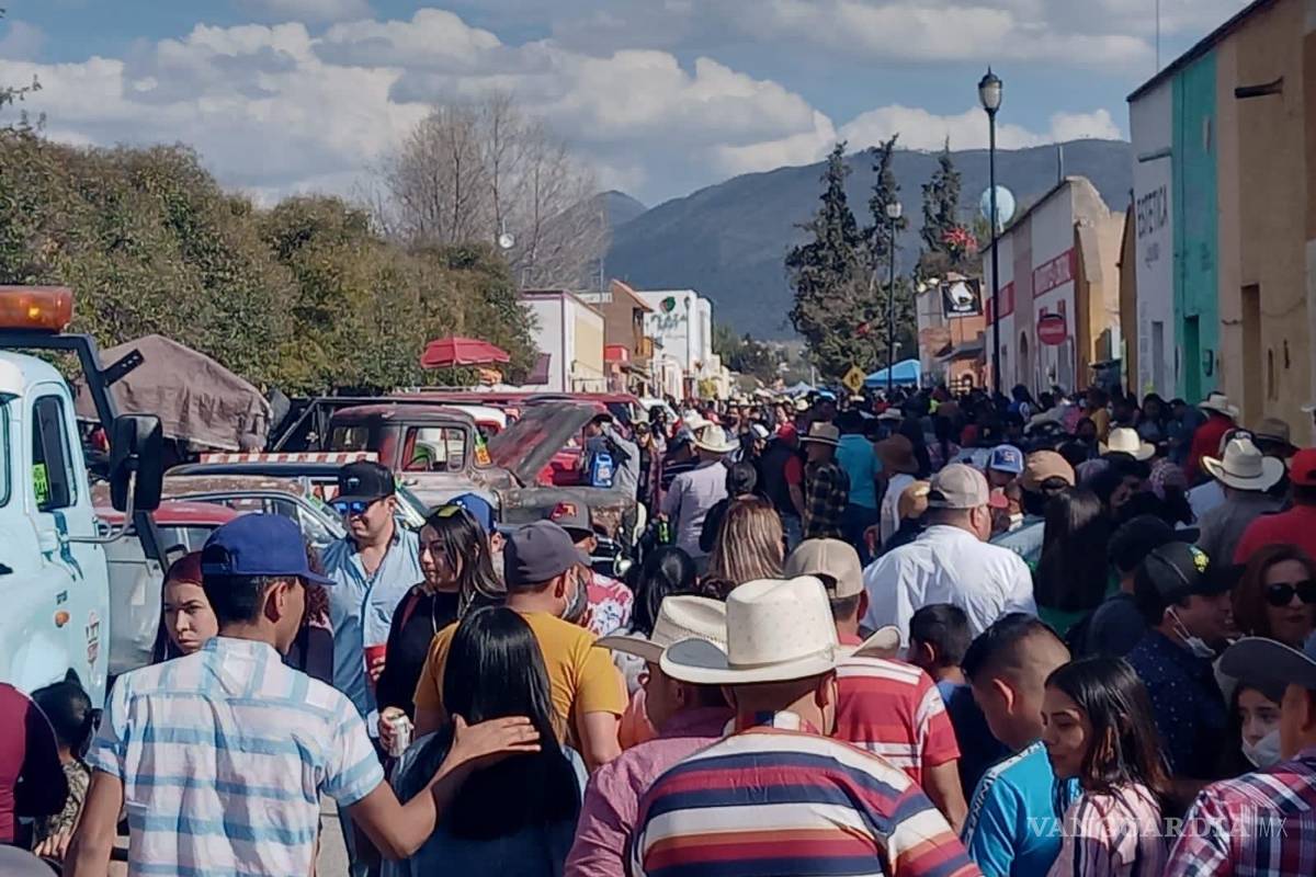 Abarrotan San Antonio de las Alazanas por autos clásicos