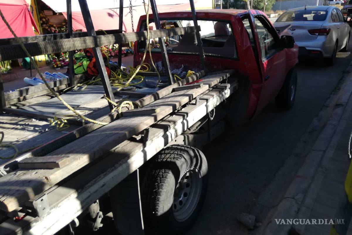 Veloz conductor se mete con todo y auto a florería, al oriente de Saltillo