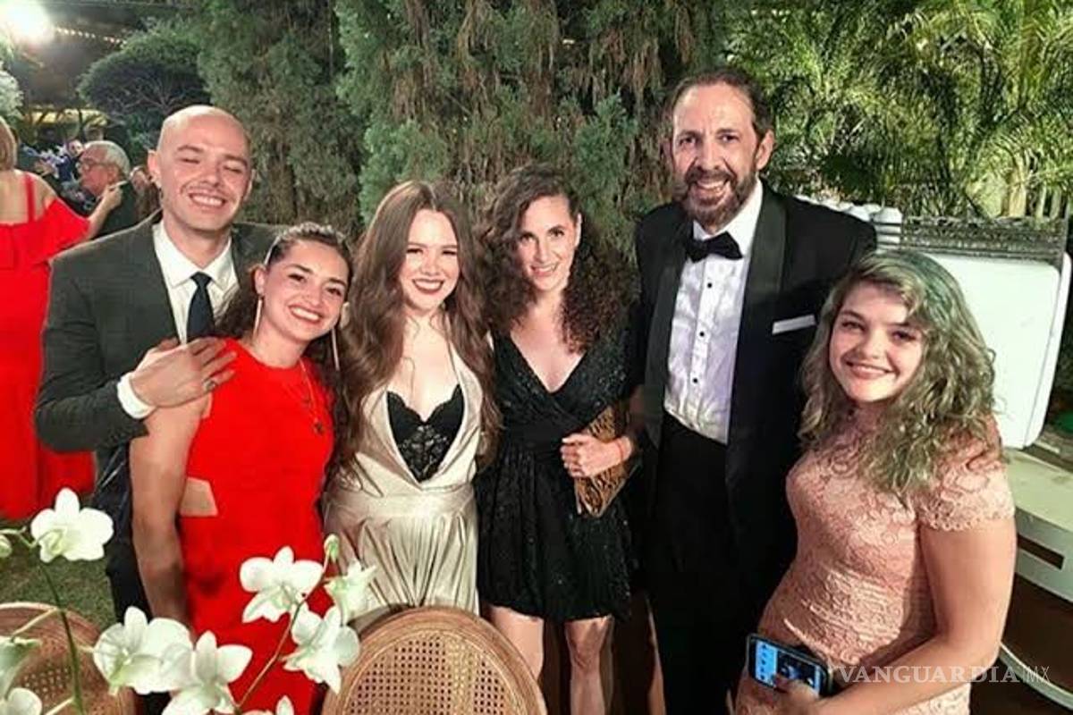 Captan a Joy Huerta y a Diana Atri juntas paseando por las calles de Los Ángeles, California