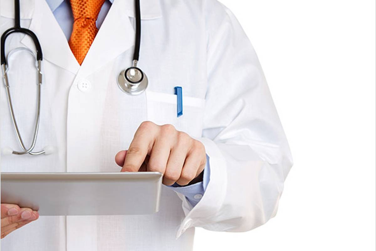 Alertan por bata blanca de médicos; podría transmitir enfermedades