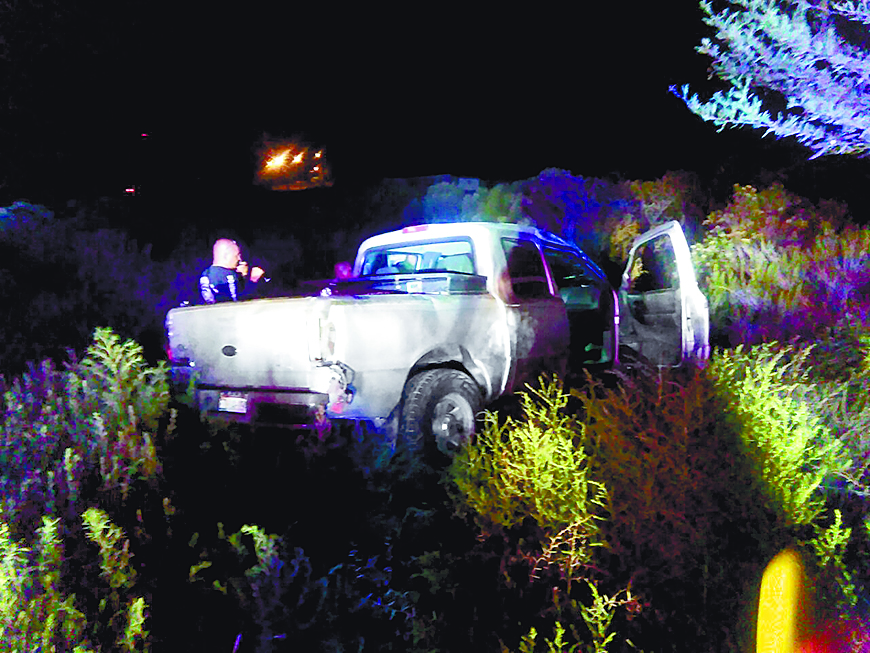 Terminan en el hospital tras volcar su camioneta