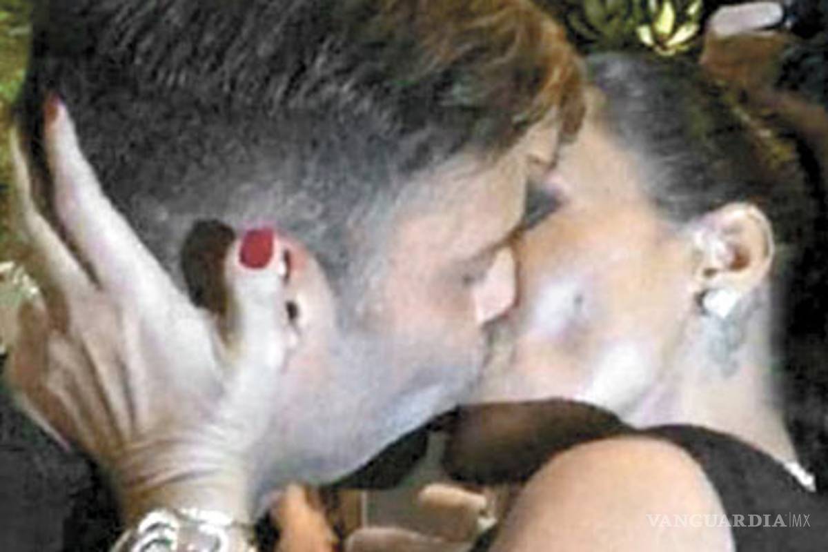 Mujer paga ¡90 mil dólares! por besar a Ricky Martin