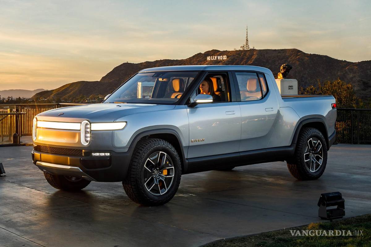 La camioneta eléctrica Rivian R1T presume sus capacidades, además alista un set 'transformable'
