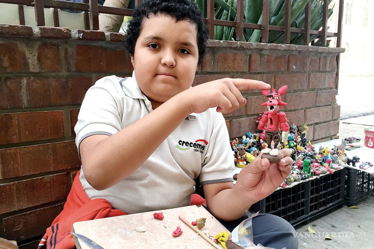 Luis Rafael, el niño artista que hace esculturas para poder sobrevivir