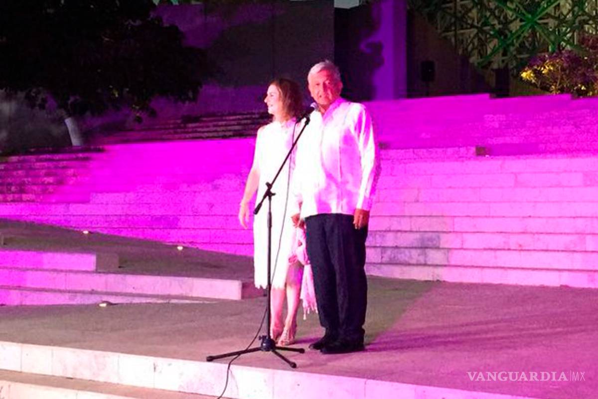 ¿Reta AMLO al INE? Llega en guayabera al debate - #Candidatum