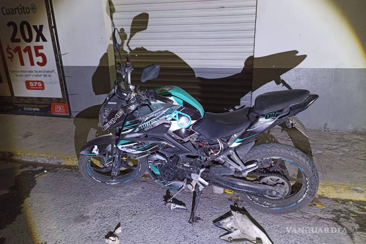 Saltillo: imprudentes motociclistas no respetan señal de alto y taxista los embiste