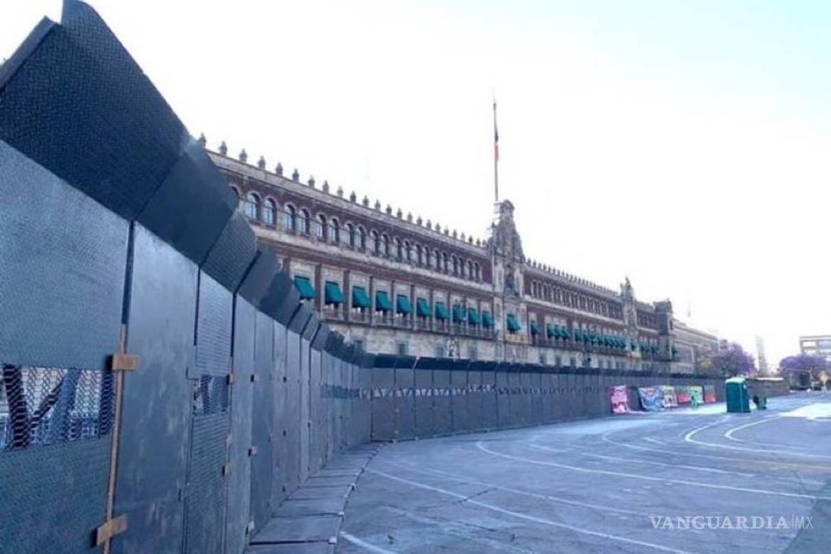 'AMLO le tiene miedo a las mujeres': Levantan muralla en Palacio Nacional previo al 8M y usuarios responden