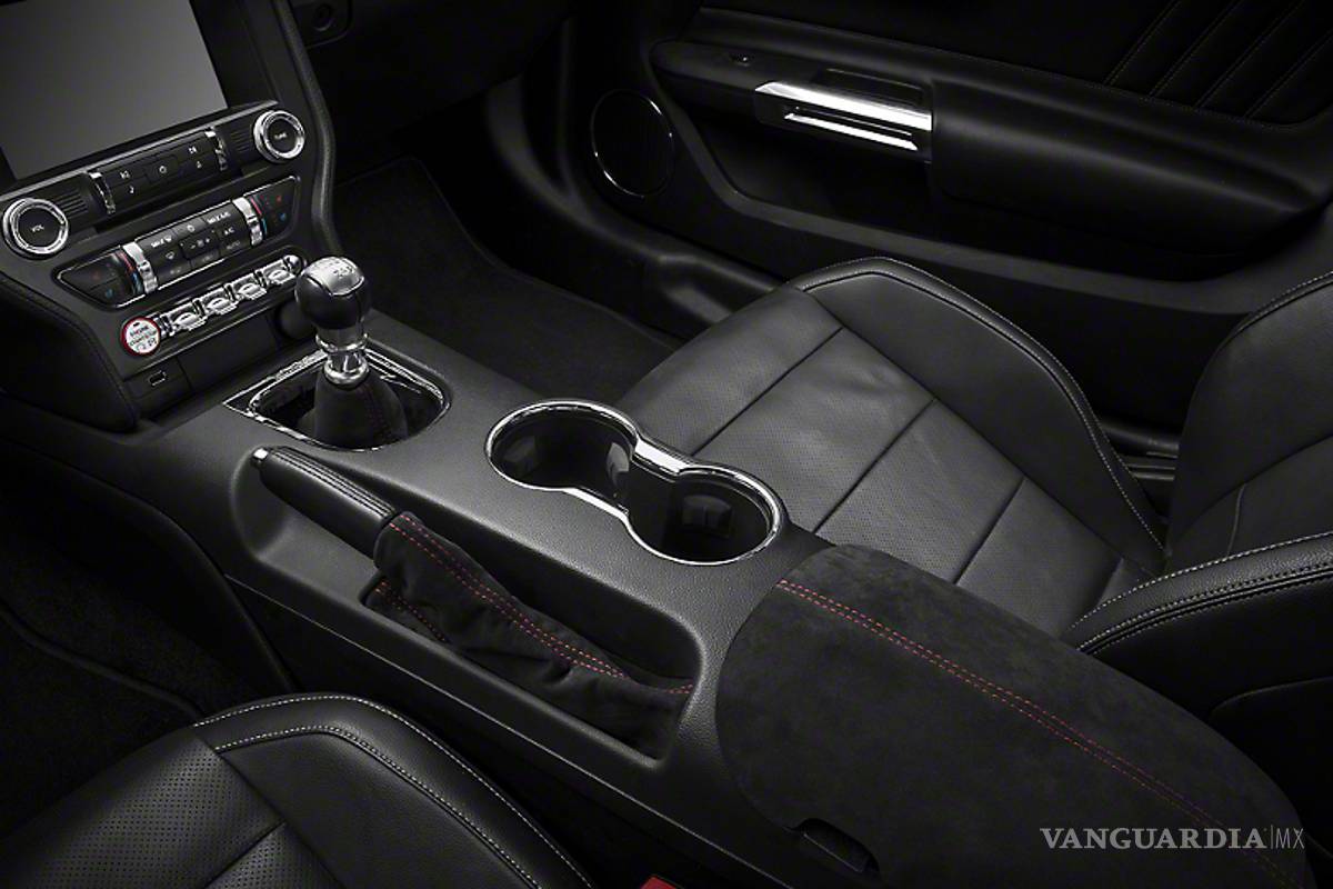 ¿Qué es el Alcántara y porqué todos lo quieren en sus autos?