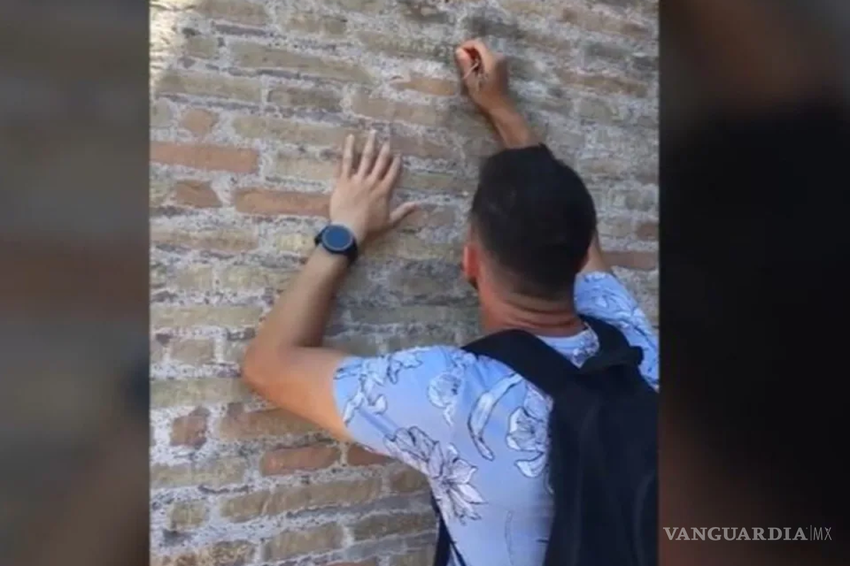 Un turista talló su nombre y el de su novia en el Coliseo romano, Italia lo busca