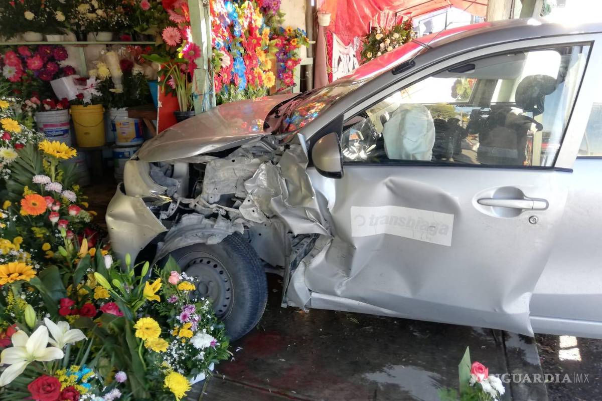 Veloz conductor se mete con todo y auto a florería, al oriente de Saltillo