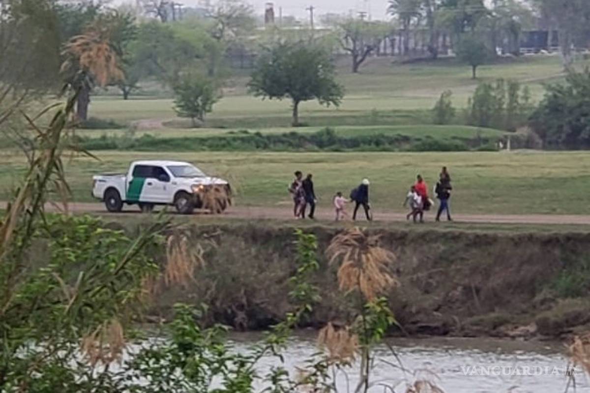 Arrestan a más de mil africanos por cruzar a Del Río, Texas