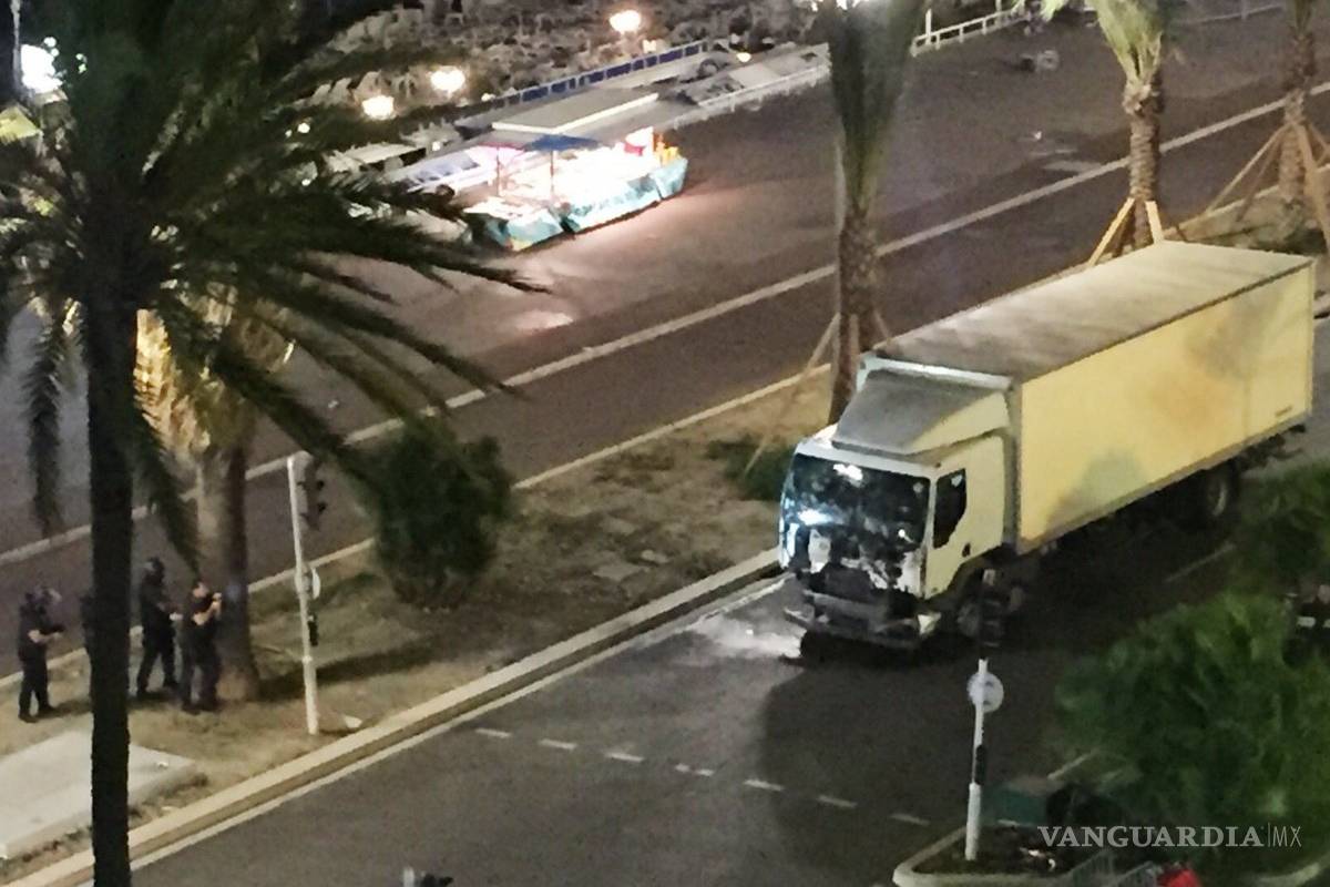 Un camión arremetió contra multitud en Francia; se reportan 74 muertos y más de 100 heridos