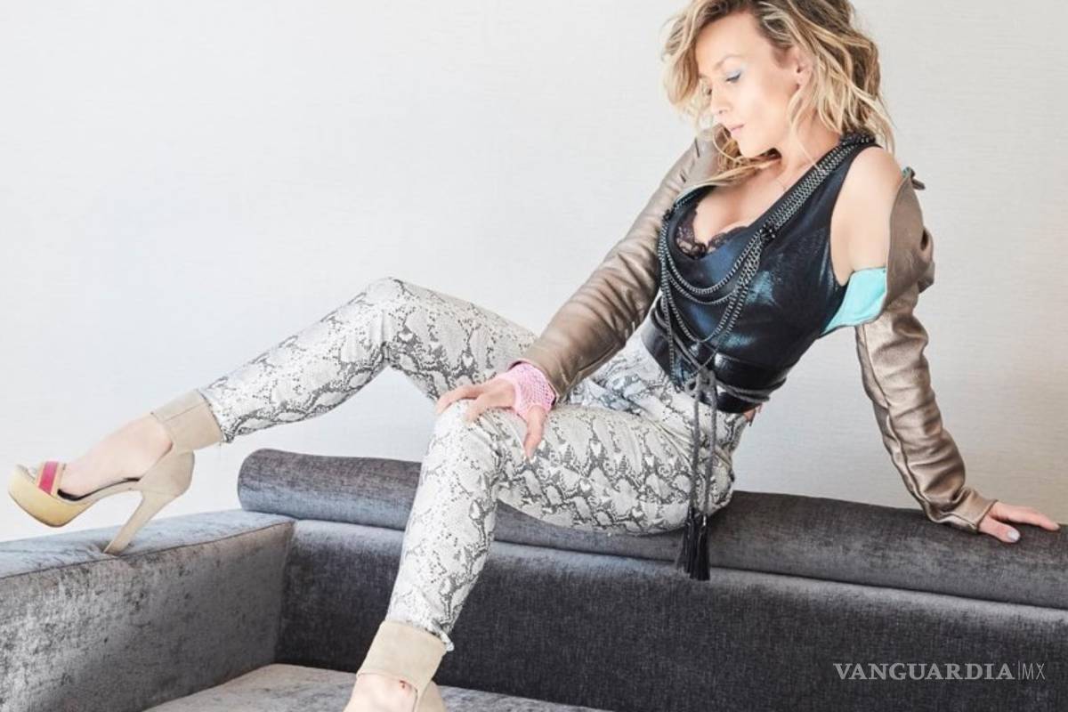 Fey se luce con sexy lencería