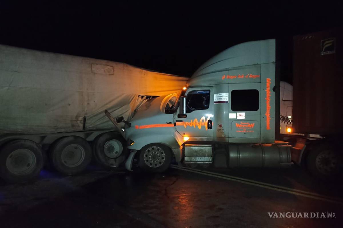 Colisión de tráileres cierra la circulación por horas en la carretera Saltillo-Zacatecas