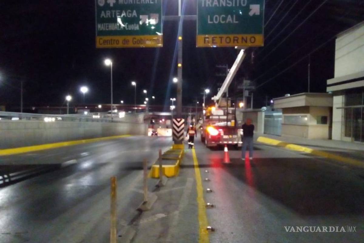 Sustituyen señalamientos viales dañados en el distribuidor El Sarape