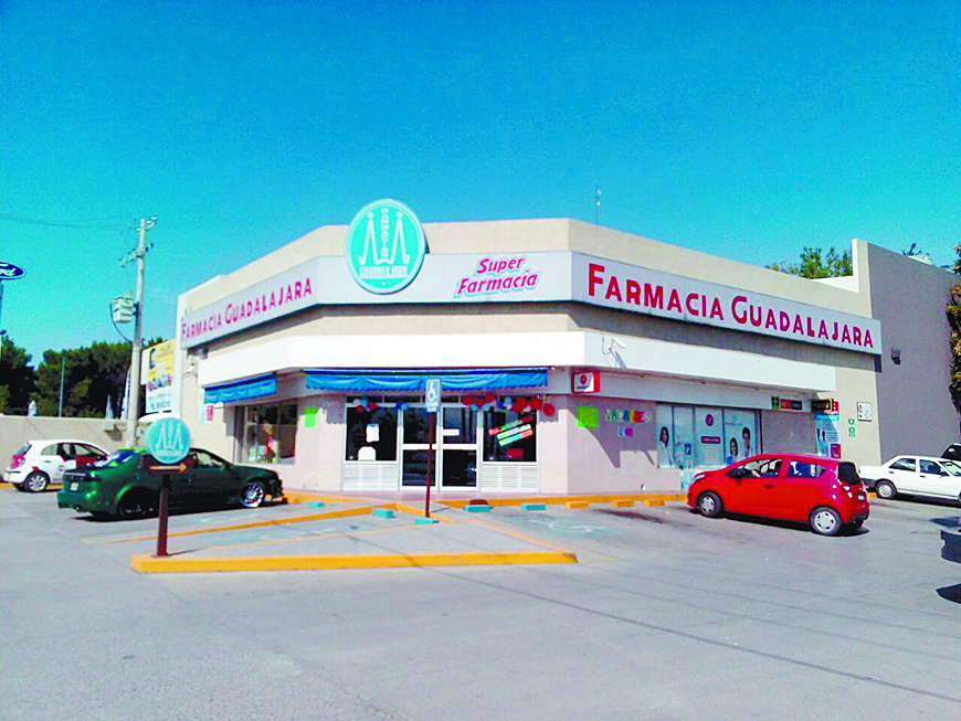 Ladrones armados asaltan dos farmacias en Saltillo