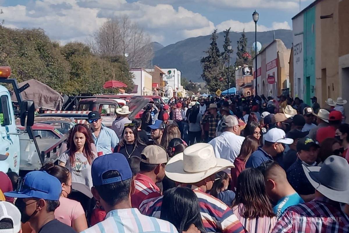 Abarrotan San Antonio de las Alazanas por autos clásicos
