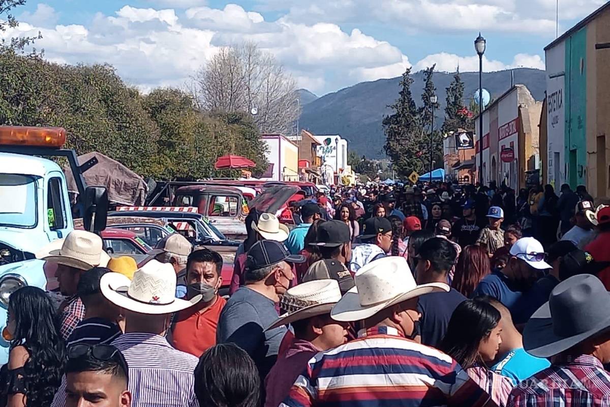Abarrotan San Antonio de las Alazanas por autos clásicos